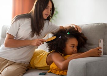 mom helping can black people get lice