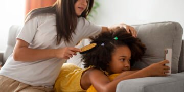 mom helping can black people get lice